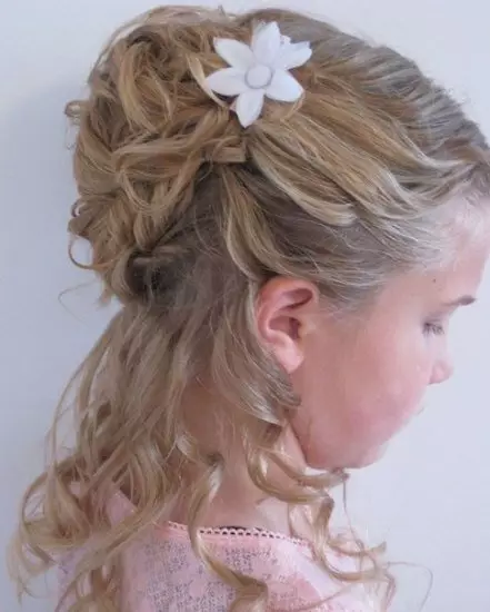کنڈرگارٹن میں لڑکیوں کے لئے Hairstyles (66 فوٹو): ہم آپ کے ہاتھوں کے ساتھ ایک رم کے ساتھ ایک سادہ اور خوبصورت بالوں بناتے ہیں. بچوں کے باغ کے لئے ایک بچے کو curls بنانے کے لئے کس طرح؟ 16802_24