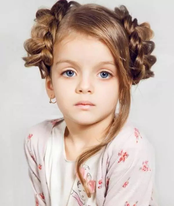 کنڈرگارٹن میں لڑکیوں کے لئے Hairstyles (66 فوٹو): ہم آپ کے ہاتھوں کے ساتھ ایک رم کے ساتھ ایک سادہ اور خوبصورت بالوں بناتے ہیں. بچوں کے باغ کے لئے ایک بچے کو curls بنانے کے لئے کس طرح؟ 16802_25