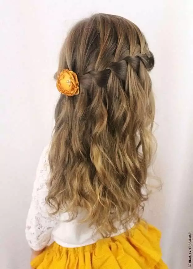 Hairstyles untuk kanak-kanak perempuan di Matinee di Tadika (66 Foto): Kami membuat gaya rambut yang mudah dan cantik dengan rim dengan tangan anda sendiri. Bagaimana untuk membuat keriting kepada kanak-kanak untuk taman kanak-kanak? 16802_26