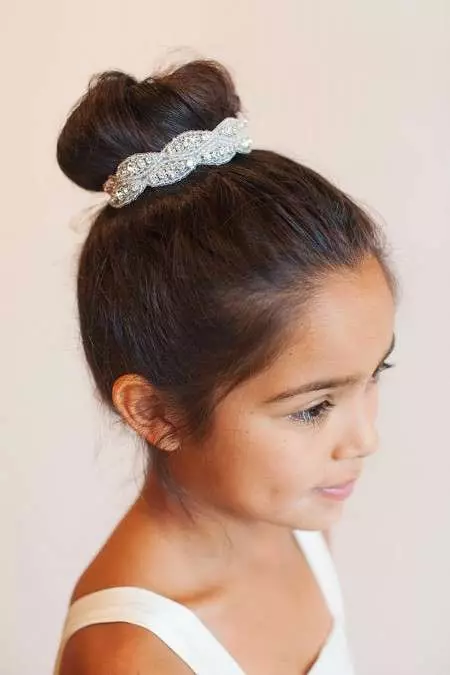 کنڈرگارٹن میں لڑکیوں کے لئے Hairstyles (66 فوٹو): ہم آپ کے ہاتھوں کے ساتھ ایک رم کے ساتھ ایک سادہ اور خوبصورت بالوں بناتے ہیں. بچوں کے باغ کے لئے ایک بچے کو curls بنانے کے لئے کس طرح؟ 16802_29