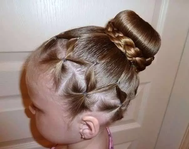 کنڈرگارٹن میں لڑکیوں کے لئے Hairstyles (66 فوٹو): ہم آپ کے ہاتھوں کے ساتھ ایک رم کے ساتھ ایک سادہ اور خوبصورت بالوں بناتے ہیں. بچوں کے باغ کے لئے ایک بچے کو curls بنانے کے لئے کس طرح؟ 16802_32