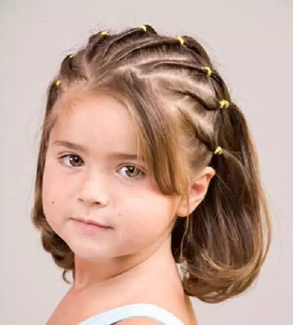 کنڈرگارٹن میں لڑکیوں کے لئے Hairstyles (66 فوٹو): ہم آپ کے ہاتھوں کے ساتھ ایک رم کے ساتھ ایک سادہ اور خوبصورت بالوں بناتے ہیں. بچوں کے باغ کے لئے ایک بچے کو curls بنانے کے لئے کس طرح؟ 16802_34
