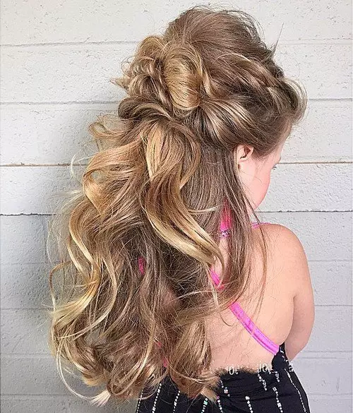 کنڈرگارٹن میں لڑکیوں کے لئے Hairstyles (66 فوٹو): ہم آپ کے ہاتھوں کے ساتھ ایک رم کے ساتھ ایک سادہ اور خوبصورت بالوں بناتے ہیں. بچوں کے باغ کے لئے ایک بچے کو curls بنانے کے لئے کس طرح؟ 16802_35