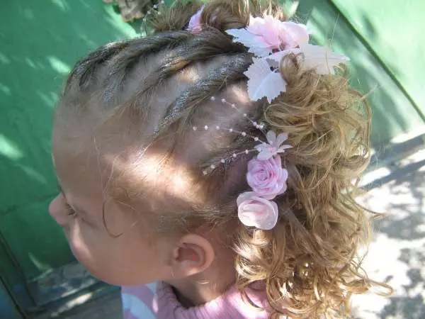 Hairstyles untuk kanak-kanak perempuan di Matinee di Tadika (66 Foto): Kami membuat gaya rambut yang mudah dan cantik dengan rim dengan tangan anda sendiri. Bagaimana untuk membuat keriting kepada kanak-kanak untuk taman kanak-kanak? 16802_37