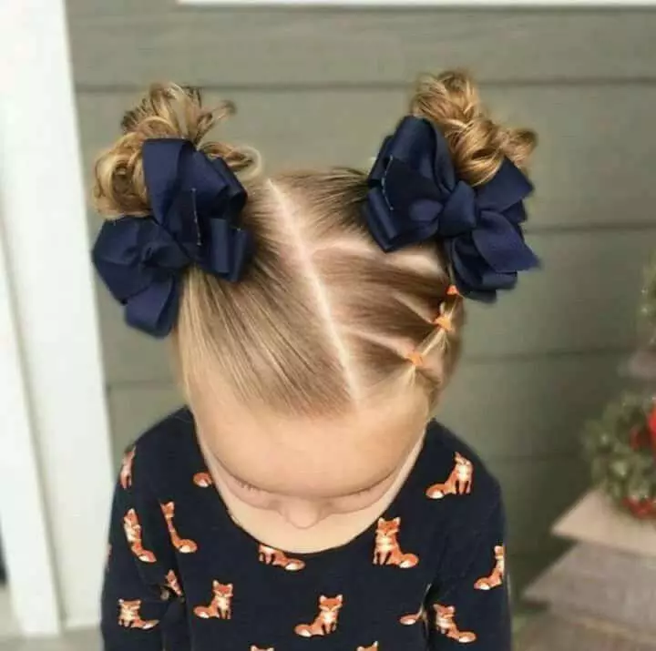 کنڈرگارٹن میں لڑکیوں کے لئے Hairstyles (66 فوٹو): ہم آپ کے ہاتھوں کے ساتھ ایک رم کے ساتھ ایک سادہ اور خوبصورت بالوں بناتے ہیں. بچوں کے باغ کے لئے ایک بچے کو curls بنانے کے لئے کس طرح؟ 16802_4