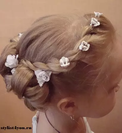 کنڈرگارٹن میں لڑکیوں کے لئے Hairstyles (66 فوٹو): ہم آپ کے ہاتھوں کے ساتھ ایک رم کے ساتھ ایک سادہ اور خوبصورت بالوں بناتے ہیں. بچوں کے باغ کے لئے ایک بچے کو curls بنانے کے لئے کس طرح؟ 16802_42