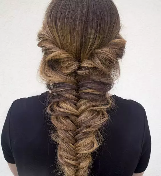 کنڈرگارٹن میں لڑکیوں کے لئے Hairstyles (66 فوٹو): ہم آپ کے ہاتھوں کے ساتھ ایک رم کے ساتھ ایک سادہ اور خوبصورت بالوں بناتے ہیں. بچوں کے باغ کے لئے ایک بچے کو curls بنانے کے لئے کس طرح؟ 16802_44