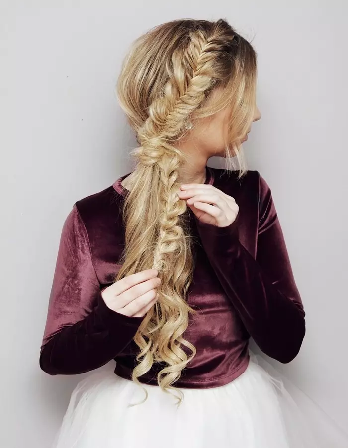 کنڈرگارٹن میں لڑکیوں کے لئے Hairstyles (66 فوٹو): ہم آپ کے ہاتھوں کے ساتھ ایک رم کے ساتھ ایک سادہ اور خوبصورت بالوں بناتے ہیں. بچوں کے باغ کے لئے ایک بچے کو curls بنانے کے لئے کس طرح؟ 16802_45