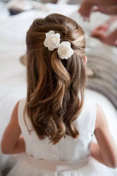 کنڈرگارٹن میں لڑکیوں کے لئے Hairstyles (66 فوٹو): ہم آپ کے ہاتھوں کے ساتھ ایک رم کے ساتھ ایک سادہ اور خوبصورت بالوں بناتے ہیں. بچوں کے باغ کے لئے ایک بچے کو curls بنانے کے لئے کس طرح؟ 16802_49