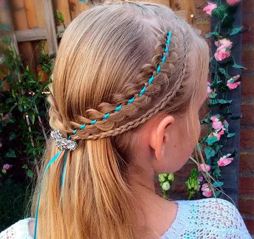 کنڈرگارٹن میں لڑکیوں کے لئے Hairstyles (66 فوٹو): ہم آپ کے ہاتھوں کے ساتھ ایک رم کے ساتھ ایک سادہ اور خوبصورت بالوں بناتے ہیں. بچوں کے باغ کے لئے ایک بچے کو curls بنانے کے لئے کس طرح؟ 16802_5