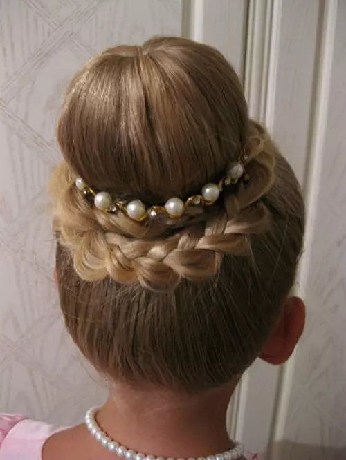 کنڈرگارٹن میں لڑکیوں کے لئے Hairstyles (66 فوٹو): ہم آپ کے ہاتھوں کے ساتھ ایک رم کے ساتھ ایک سادہ اور خوبصورت بالوں بناتے ہیں. بچوں کے باغ کے لئے ایک بچے کو curls بنانے کے لئے کس طرح؟ 16802_52
