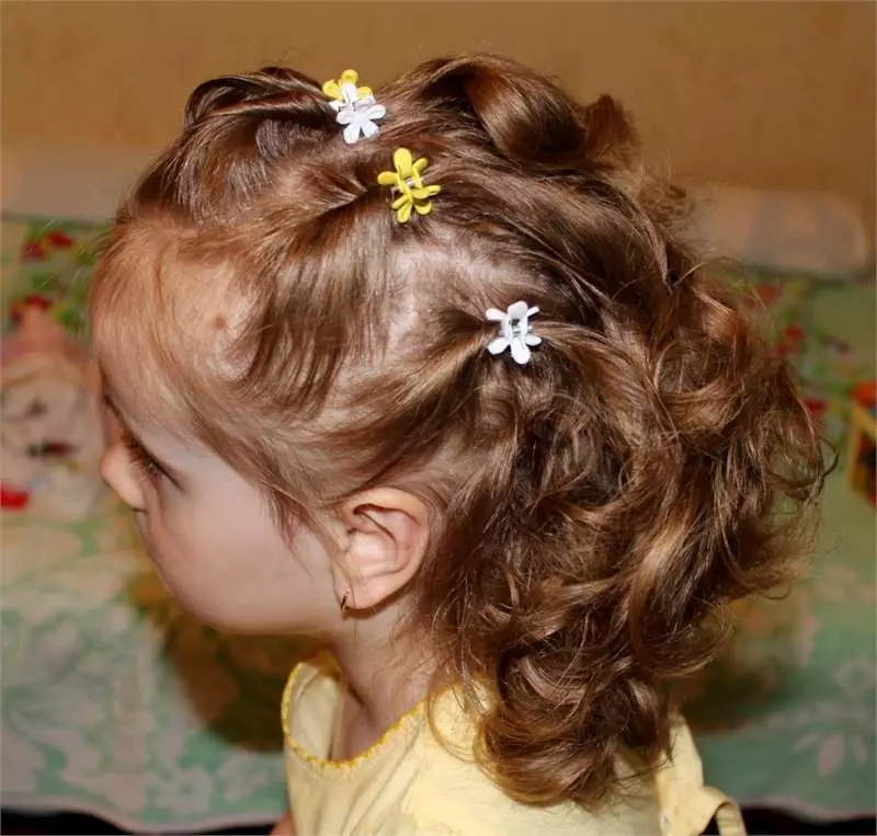 کنڈرگارٹن میں لڑکیوں کے لئے Hairstyles (66 فوٹو): ہم آپ کے ہاتھوں کے ساتھ ایک رم کے ساتھ ایک سادہ اور خوبصورت بالوں بناتے ہیں. بچوں کے باغ کے لئے ایک بچے کو curls بنانے کے لئے کس طرح؟ 16802_53