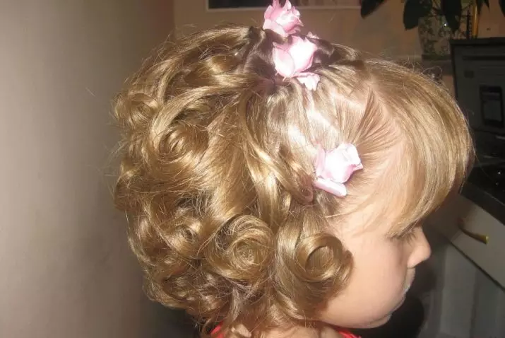 کنڈرگارٹن میں لڑکیوں کے لئے Hairstyles (66 فوٹو): ہم آپ کے ہاتھوں کے ساتھ ایک رم کے ساتھ ایک سادہ اور خوبصورت بالوں بناتے ہیں. بچوں کے باغ کے لئے ایک بچے کو curls بنانے کے لئے کس طرح؟ 16802_56