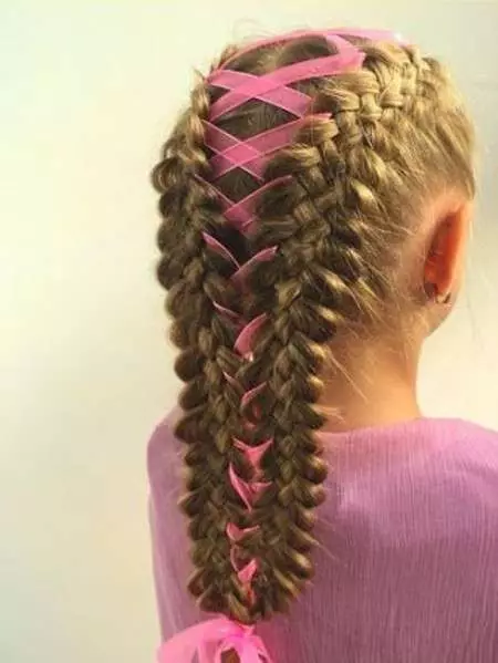 کنڈرگارٹن میں لڑکیوں کے لئے Hairstyles (66 فوٹو): ہم آپ کے ہاتھوں کے ساتھ ایک رم کے ساتھ ایک سادہ اور خوبصورت بالوں بناتے ہیں. بچوں کے باغ کے لئے ایک بچے کو curls بنانے کے لئے کس طرح؟ 16802_6