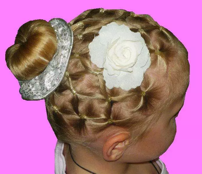 کنڈرگارٹن میں لڑکیوں کے لئے Hairstyles (66 فوٹو): ہم آپ کے ہاتھوں کے ساتھ ایک رم کے ساتھ ایک سادہ اور خوبصورت بالوں بناتے ہیں. بچوں کے باغ کے لئے ایک بچے کو curls بنانے کے لئے کس طرح؟ 16802_61