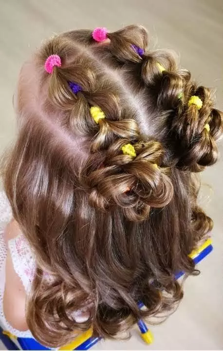 کنڈرگارٹن میں لڑکیوں کے لئے Hairstyles (66 فوٹو): ہم آپ کے ہاتھوں کے ساتھ ایک رم کے ساتھ ایک سادہ اور خوبصورت بالوں بناتے ہیں. بچوں کے باغ کے لئے ایک بچے کو curls بنانے کے لئے کس طرح؟ 16802_64