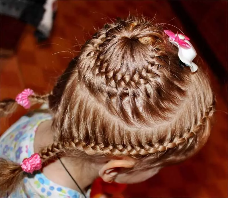 کنڈرگارٹن میں لڑکیوں کے لئے Hairstyles (66 فوٹو): ہم آپ کے ہاتھوں کے ساتھ ایک رم کے ساتھ ایک سادہ اور خوبصورت بالوں بناتے ہیں. بچوں کے باغ کے لئے ایک بچے کو curls بنانے کے لئے کس طرح؟ 16802_65