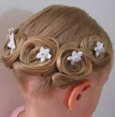 کنڈرگارٹن میں لڑکیوں کے لئے Hairstyles (66 فوٹو): ہم آپ کے ہاتھوں کے ساتھ ایک رم کے ساتھ ایک سادہ اور خوبصورت بالوں بناتے ہیں. بچوں کے باغ کے لئے ایک بچے کو curls بنانے کے لئے کس طرح؟ 16802_66