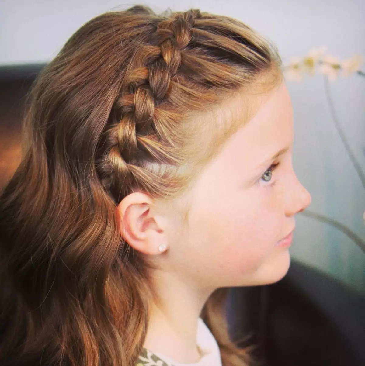 کنڈرگارٹن میں لڑکیوں کے لئے Hairstyles (66 فوٹو): ہم آپ کے ہاتھوں کے ساتھ ایک رم کے ساتھ ایک سادہ اور خوبصورت بالوں بناتے ہیں. بچوں کے باغ کے لئے ایک بچے کو curls بنانے کے لئے کس طرح؟ 16802_9