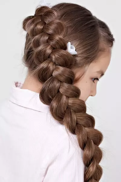 Hairstyles სკოლა გრძელი თმა (87 ფოტო): პარამეტრები ლამაზი და ღია სკოლა hairstyles. რა თმის ვარცხნილობა შეიძლება გაკეთდეს საკუთარ თავს? შერჩევა hairstyles გოგონების 7 წლის, 9 წლის, 11 წლის და 15 წლის 16805_24