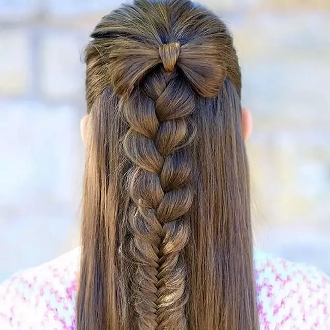 Hairstyles სკოლა გრძელი თმა (87 ფოტო): პარამეტრები ლამაზი და ღია სკოლა hairstyles. რა თმის ვარცხნილობა შეიძლება გაკეთდეს საკუთარ თავს? შერჩევა hairstyles გოგონების 7 წლის, 9 წლის, 11 წლის და 15 წლის 16805_54