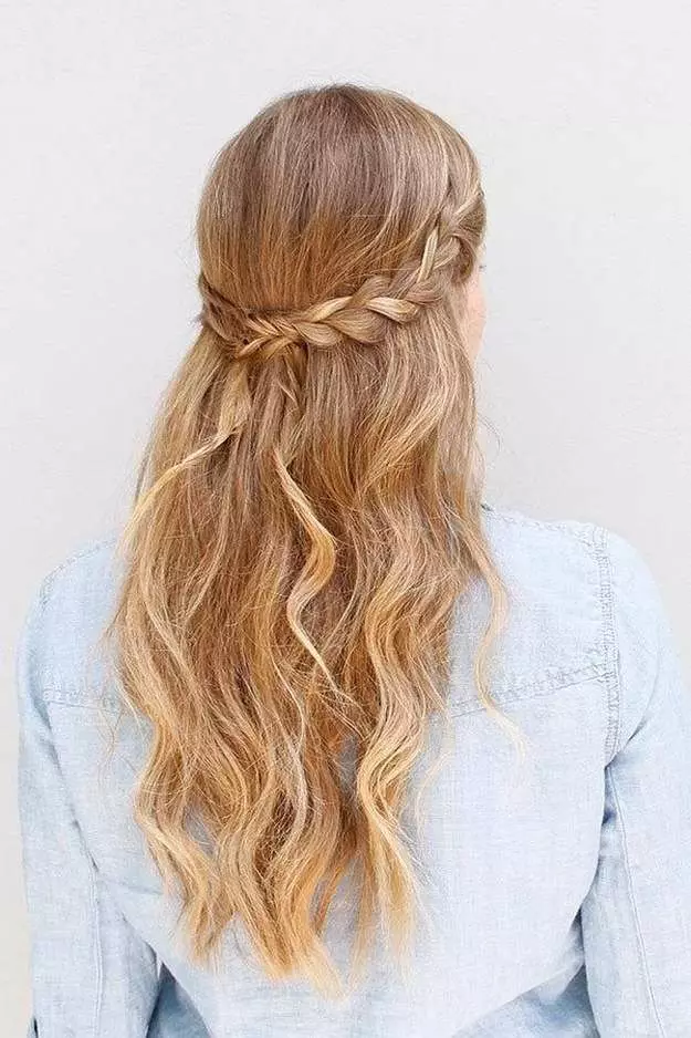 Hairstyles სკოლა გრძელი თმა (87 ფოტო): პარამეტრები ლამაზი და ღია სკოლა hairstyles. რა თმის ვარცხნილობა შეიძლება გაკეთდეს საკუთარ თავს? შერჩევა hairstyles გოგონების 7 წლის, 9 წლის, 11 წლის და 15 წლის 16805_6