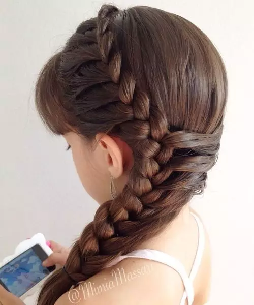 Hairstyles სკოლა გრძელი თმა (87 ფოტო): პარამეტრები ლამაზი და ღია სკოლა hairstyles. რა თმის ვარცხნილობა შეიძლება გაკეთდეს საკუთარ თავს? შერჩევა hairstyles გოგონების 7 წლის, 9 წლის, 11 წლის და 15 წლის 16805_7