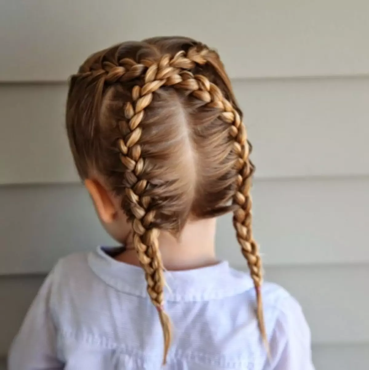 Hairstyles სკოლა გრძელი თმა (87 ფოტო): პარამეტრები ლამაზი და ღია სკოლა hairstyles. რა თმის ვარცხნილობა შეიძლება გაკეთდეს საკუთარ თავს? შერჩევა hairstyles გოგონების 7 წლის, 9 წლის, 11 წლის და 15 წლის 16805_77