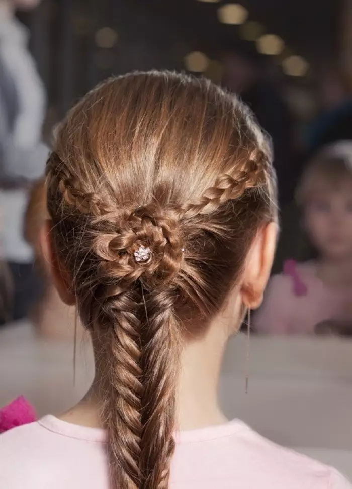 Hairstyles სკოლა გრძელი თმა (87 ფოტო): პარამეტრები ლამაზი და ღია სკოლა hairstyles. რა თმის ვარცხნილობა შეიძლება გაკეთდეს საკუთარ თავს? შერჩევა hairstyles გოგონების 7 წლის, 9 წლის, 11 წლის და 15 წლის 16805_84