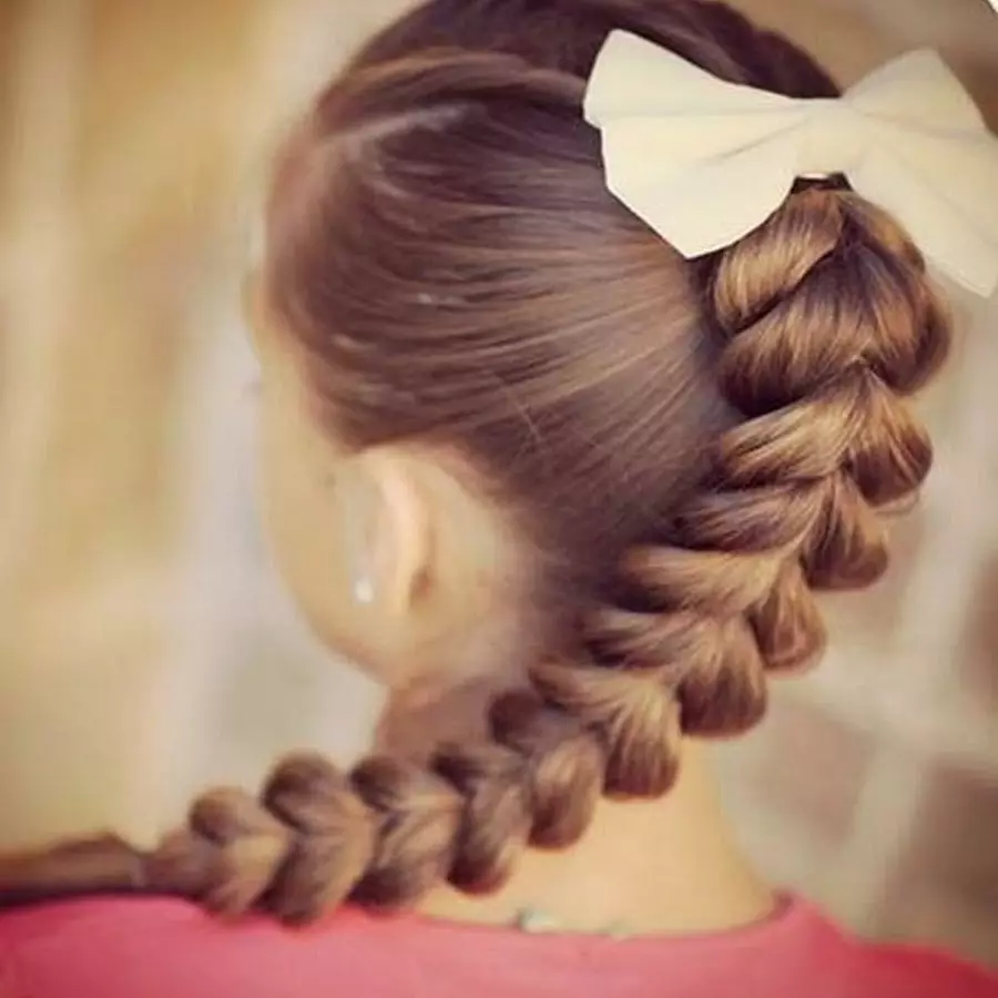 Penteados leves e bonitos para meninas para a escola em 5 minutos (97 fotos): Como fazer um penteado simples com suas próprias mãos em etapas? Opções da escola mais clara 16808_16