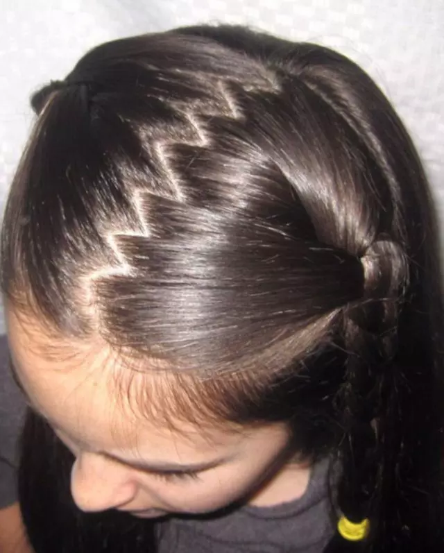Lette og vakre frisyrer for jenter til skolen i 5 minutter (97 bilder): Hvordan lage en enkel frisyre med dine egne hender i etapper? Lettere skolealternativer 16808_20