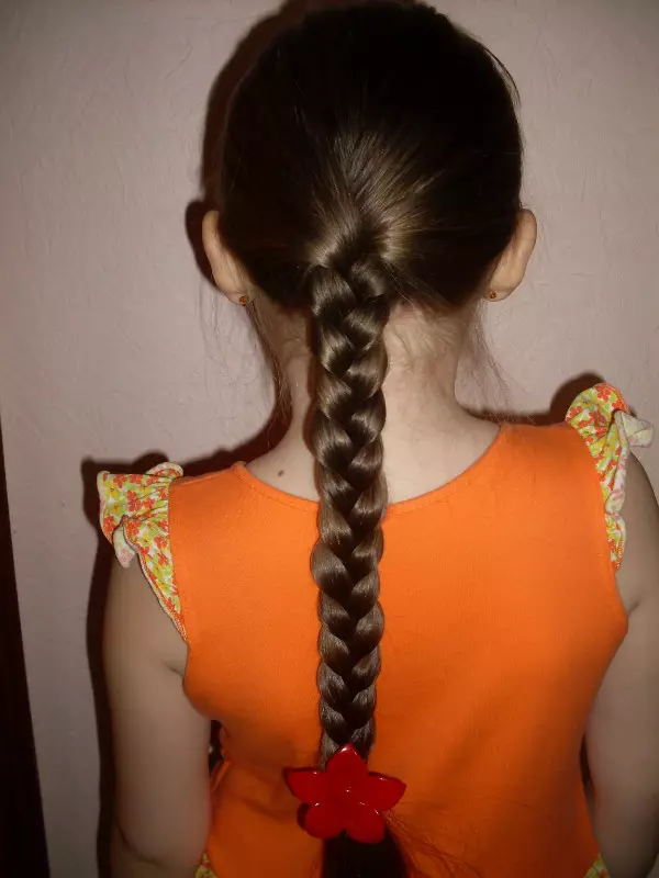 Lätta och vackra frisyrer för tjejer till skolan på 5 minuter (97 bilder): Hur man gör en enkel frisyr med egna händer i steg? Lättare skolalternativ 16808_21