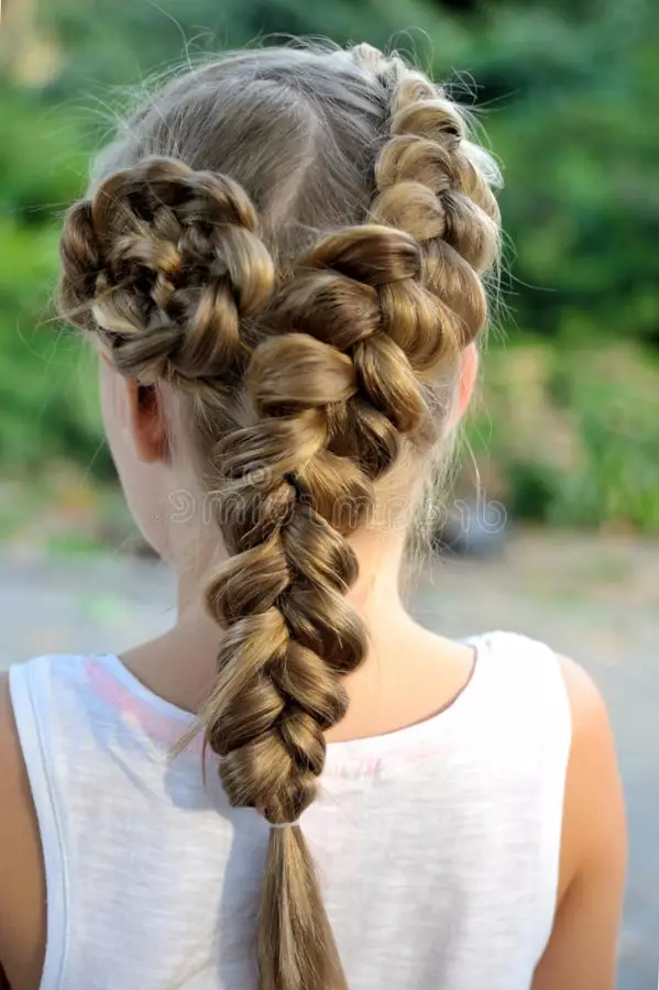 Ringan dan gaya rambut yang indah untuk anak perempuan ke sekolah dalam 5 menit (97 foto): Cara membuat gaya rambut sederhana dengan tangan Anda sendiri di tahap? Pilihan sekolah yang lebih ringan 16808_23