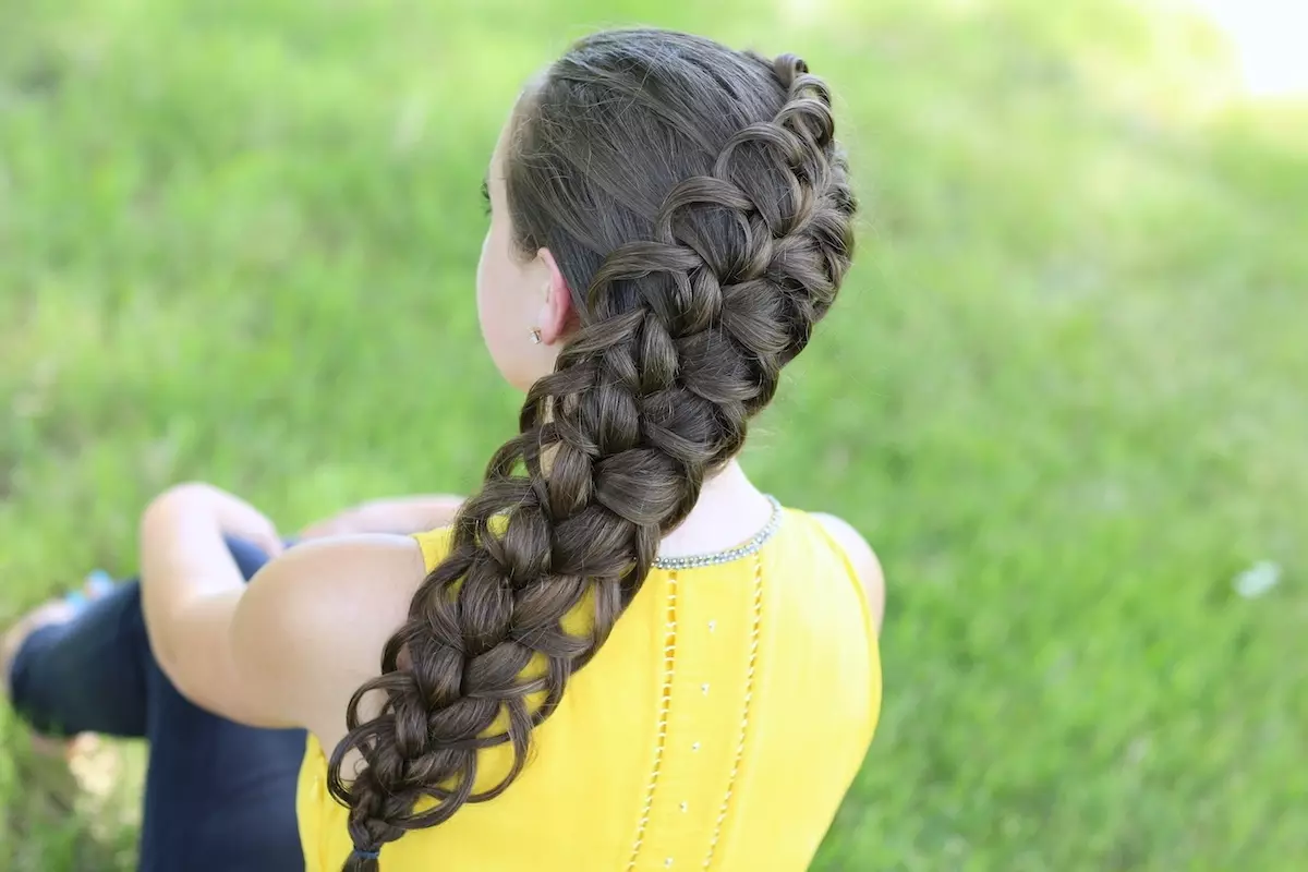 Lätta och vackra frisyrer för tjejer till skolan på 5 minuter (97 bilder): Hur man gör en enkel frisyr med egna händer i steg? Lättare skolalternativ 16808_25
