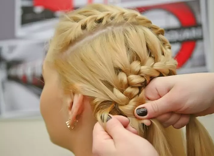 Ελαφρύ και όμορφο hairstyles για τα κορίτσια στο σχολείο σε 5 λεπτά (97 φωτογραφίες): Πώς να κάνετε ένα απλό χτένισμα με τα χέρια σας στα στάδια; Επιλογές σχολείων 16808_47