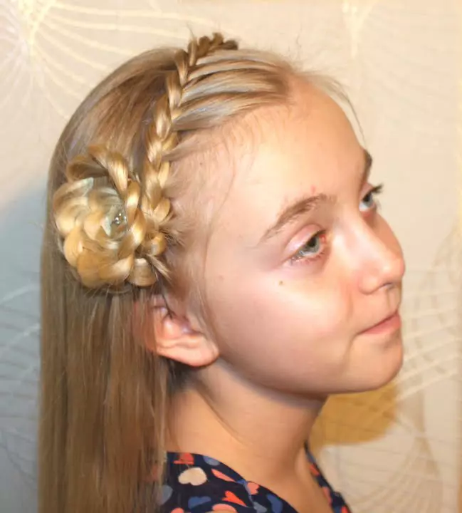 Lette og vakre frisyrer for jenter til skolen i 5 minutter (97 bilder): Hvordan lage en enkel frisyre med dine egne hender i etapper? Lettere skolealternativer 16808_73