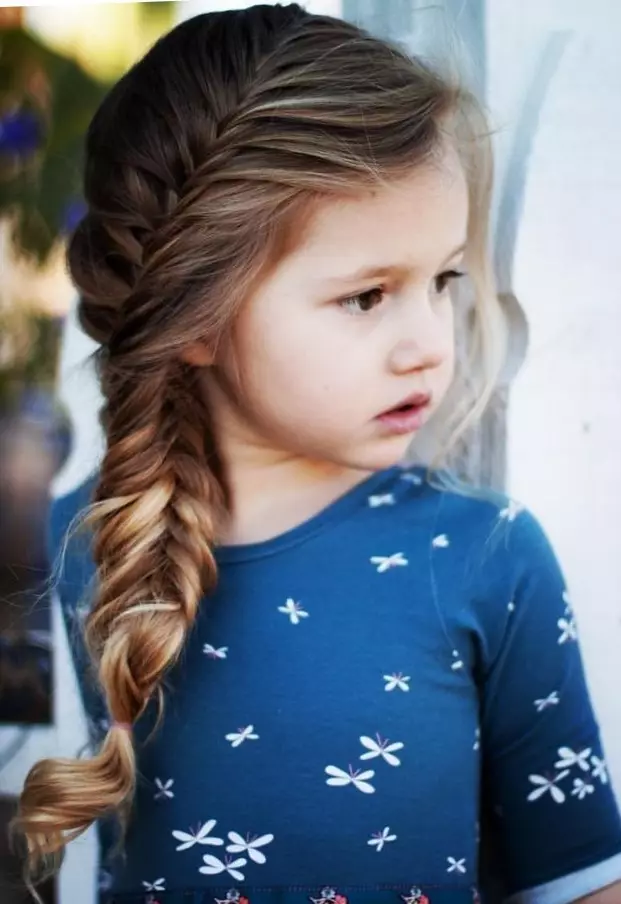 Hairstyles for girls (90 ფოტო): როგორ გააკეთოს ლამაზი და ციცაბო hairstyles ბავშვებისთვის? ყველაზე მაგარი პარამეტრები ბავშვთა hairstyles ერთად ribbons და სხვა აქსესუარები ეტაპობრივად 16809_11
