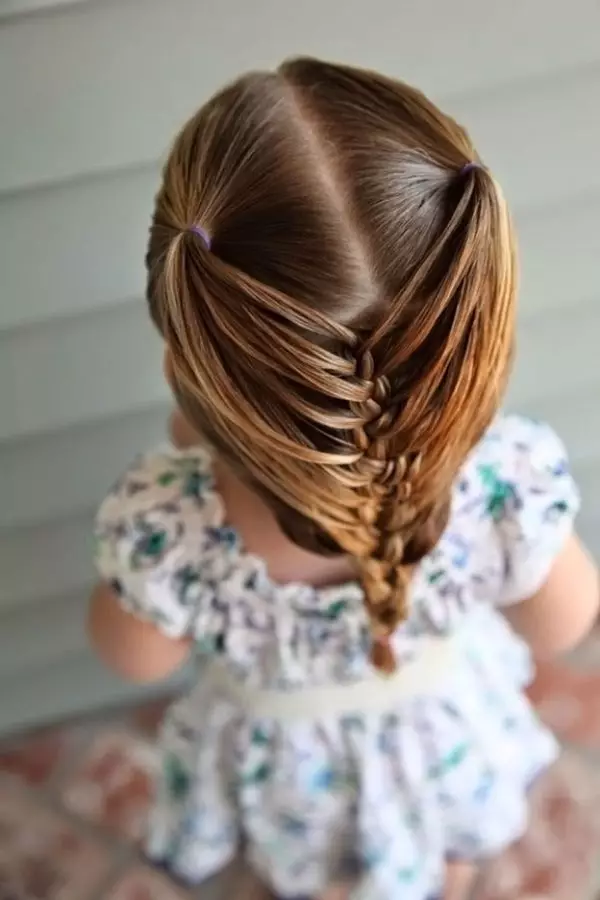 Hairstyles for girls (90 ფოტო): როგორ გააკეთოს ლამაზი და ციცაბო hairstyles ბავშვებისთვის? ყველაზე მაგარი პარამეტრები ბავშვთა hairstyles ერთად ribbons და სხვა აქსესუარები ეტაპობრივად 16809_13