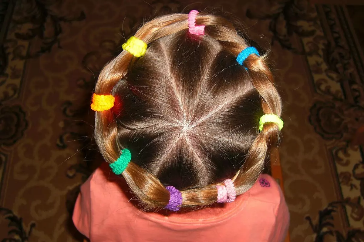 Hairstyles for girls (90 ფოტო): როგორ გააკეთოს ლამაზი და ციცაბო hairstyles ბავშვებისთვის? ყველაზე მაგარი პარამეტრები ბავშვთა hairstyles ერთად ribbons და სხვა აქსესუარები ეტაპობრივად 16809_14