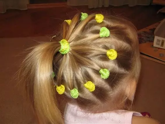 Hairstyles for girls (90 ფოტო): როგორ გააკეთოს ლამაზი და ციცაბო hairstyles ბავშვებისთვის? ყველაზე მაგარი პარამეტრები ბავშვთა hairstyles ერთად ribbons და სხვა აქსესუარები ეტაპობრივად 16809_15