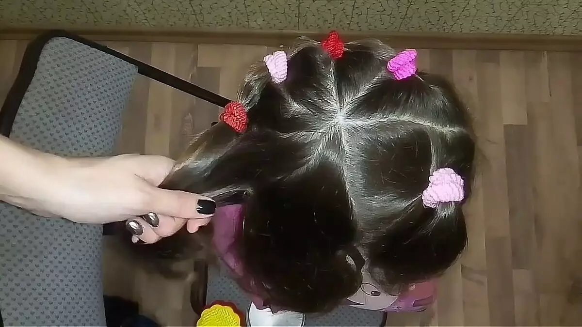Hairstyles for girls (90 ფოტო): როგორ გააკეთოს ლამაზი და ციცაბო hairstyles ბავშვებისთვის? ყველაზე მაგარი პარამეტრები ბავშვთა hairstyles ერთად ribbons და სხვა აქსესუარები ეტაპობრივად 16809_16