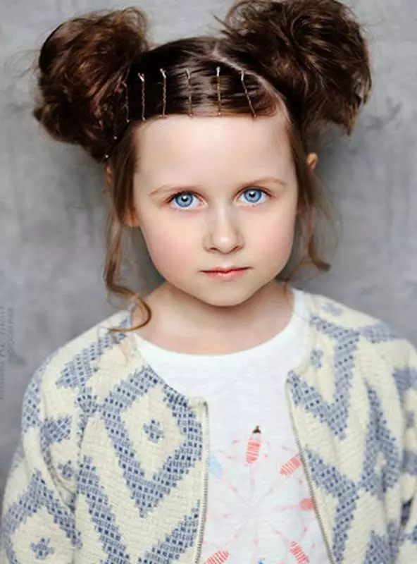 Hairstyles for girls (90 ფოტო): როგორ გააკეთოს ლამაზი და ციცაბო hairstyles ბავშვებისთვის? ყველაზე მაგარი პარამეტრები ბავშვთა hairstyles ერთად ribbons და სხვა აქსესუარები ეტაპობრივად 16809_20