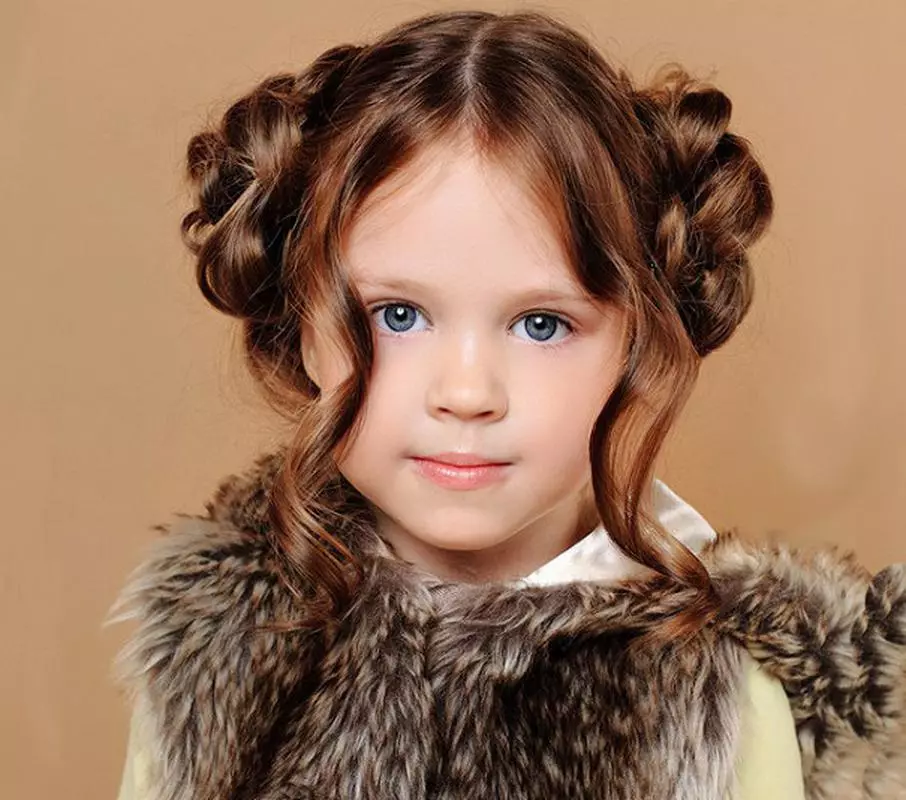 Hairstyles for girls (90 ფოტო): როგორ გააკეთოს ლამაზი და ციცაბო hairstyles ბავშვებისთვის? ყველაზე მაგარი პარამეტრები ბავშვთა hairstyles ერთად ribbons და სხვა აქსესუარები ეტაპობრივად 16809_23