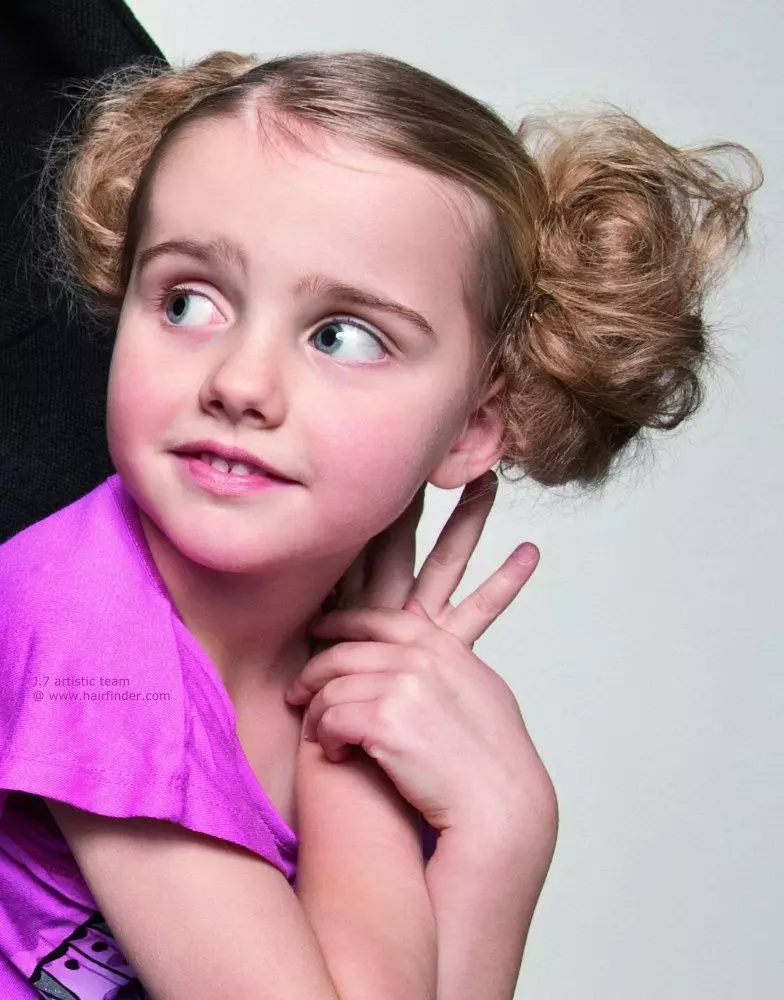 תסרוקות לבנות (90 תמונות): איך לעשות תסרוקות יפה ותלות לילדים? האפשרויות הכי מגניבות עבור תסרוקות של ילדים עם סרטים ואביזרים אחרים צעד אחר צעד 16809_28