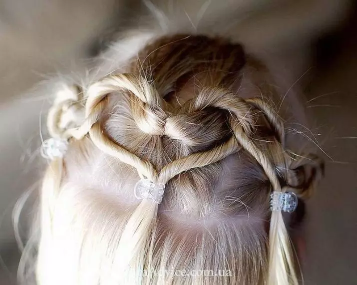 Hairstyles for girls (90 ფოტო): როგორ გააკეთოს ლამაზი და ციცაბო hairstyles ბავშვებისთვის? ყველაზე მაგარი პარამეტრები ბავშვთა hairstyles ერთად ribbons და სხვა აქსესუარები ეტაპობრივად 16809_29