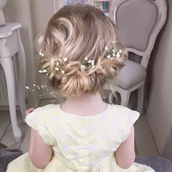 Hairstyles for girls (90 ფოტო): როგორ გააკეთოს ლამაზი და ციცაბო hairstyles ბავშვებისთვის? ყველაზე მაგარი პარამეტრები ბავშვთა hairstyles ერთად ribbons და სხვა აქსესუარები ეტაპობრივად 16809_3
