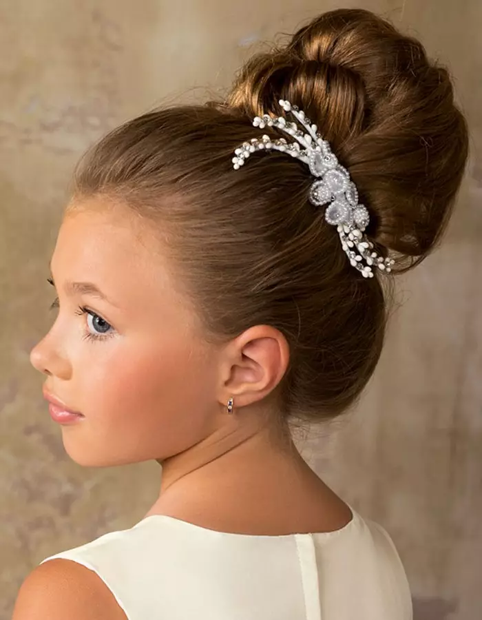 Hairstyles for girls (90 ფოტო): როგორ გააკეთოს ლამაზი და ციცაბო hairstyles ბავშვებისთვის? ყველაზე მაგარი პარამეტრები ბავშვთა hairstyles ერთად ribbons და სხვა აქსესუარები ეტაპობრივად 16809_31