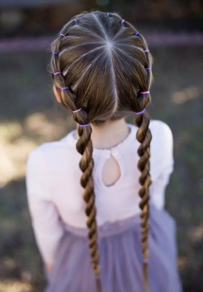 Hairstyles for girls (90 ფოტო): როგორ გააკეთოს ლამაზი და ციცაბო hairstyles ბავშვებისთვის? ყველაზე მაგარი პარამეტრები ბავშვთა hairstyles ერთად ribbons და სხვა აქსესუარები ეტაპობრივად 16809_32