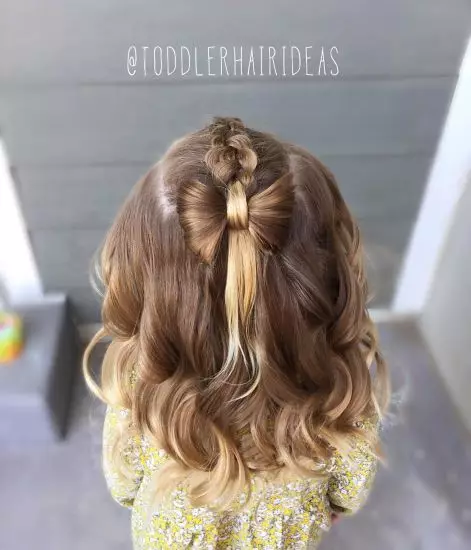 Hairstyles for girls (90 ფოტო): როგორ გააკეთოს ლამაზი და ციცაბო hairstyles ბავშვებისთვის? ყველაზე მაგარი პარამეტრები ბავშვთა hairstyles ერთად ribbons და სხვა აქსესუარები ეტაპობრივად 16809_33