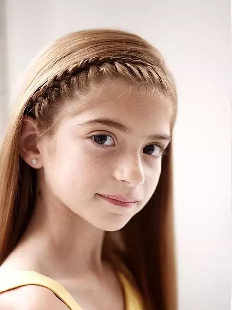 Hairstyles for girls (90 ფოტო): როგორ გააკეთოს ლამაზი და ციცაბო hairstyles ბავშვებისთვის? ყველაზე მაგარი პარამეტრები ბავშვთა hairstyles ერთად ribbons და სხვა აქსესუარები ეტაპობრივად 16809_35
